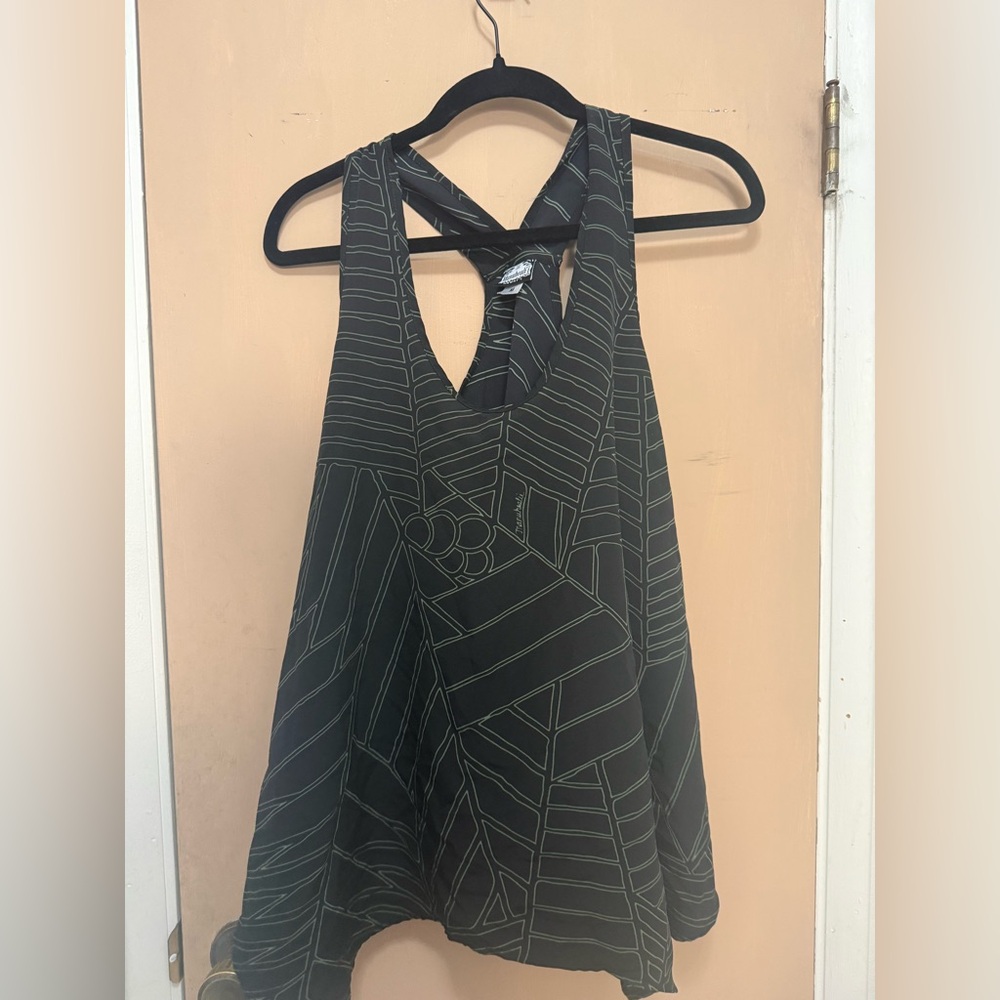 Manuheali’i black and green tank
